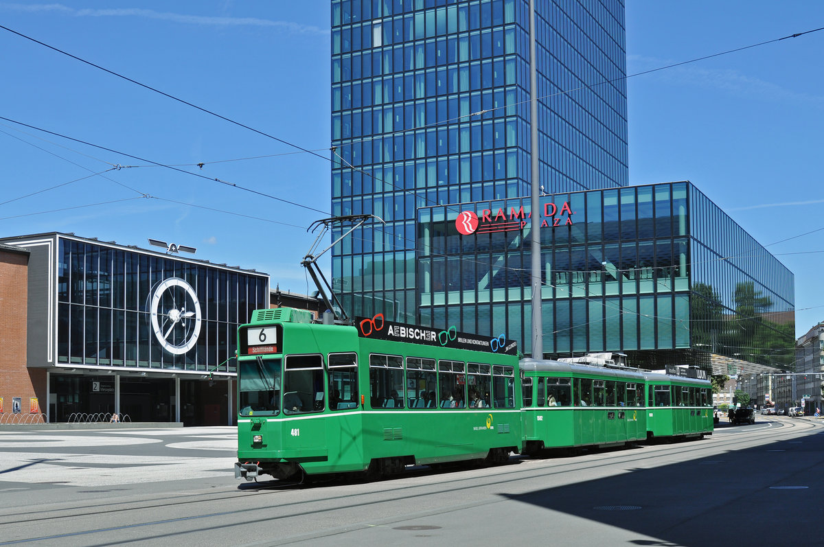 Wegen einer Baustellen bedingten Innerstadt Sperrung wird die Linie 6 nur Bis zur Haltestelle Schifflände geführt. Hier fährt der Be 4/4 481 zusammen mit den beiden B4S 1502 und 1503 zur Haltestelle Messeplatz. Die Aufnahme stammt vom 09.07.2016.