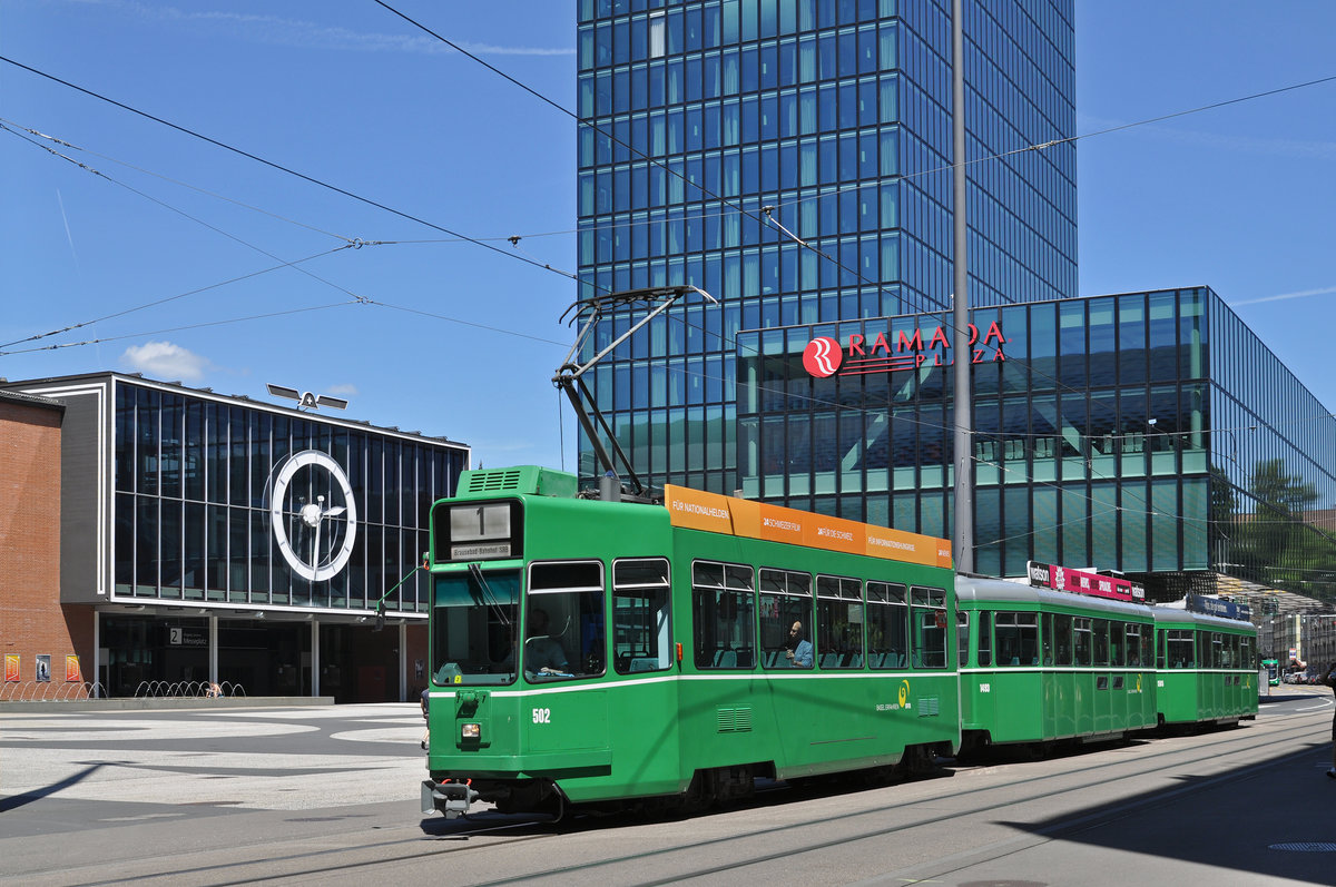 Wegen einer Baustellen bedingten Innerstadt Sperrung wird die Linie 1 nur Bis zur Haltestelle Schifflände geführt. Hier fährt der Be 4/4 502 zusammen mit den beiden B4S 1493 und 1505 zur Haltestelle Messeplatz. Die Aufnahme stammt vom 09.07.2016.