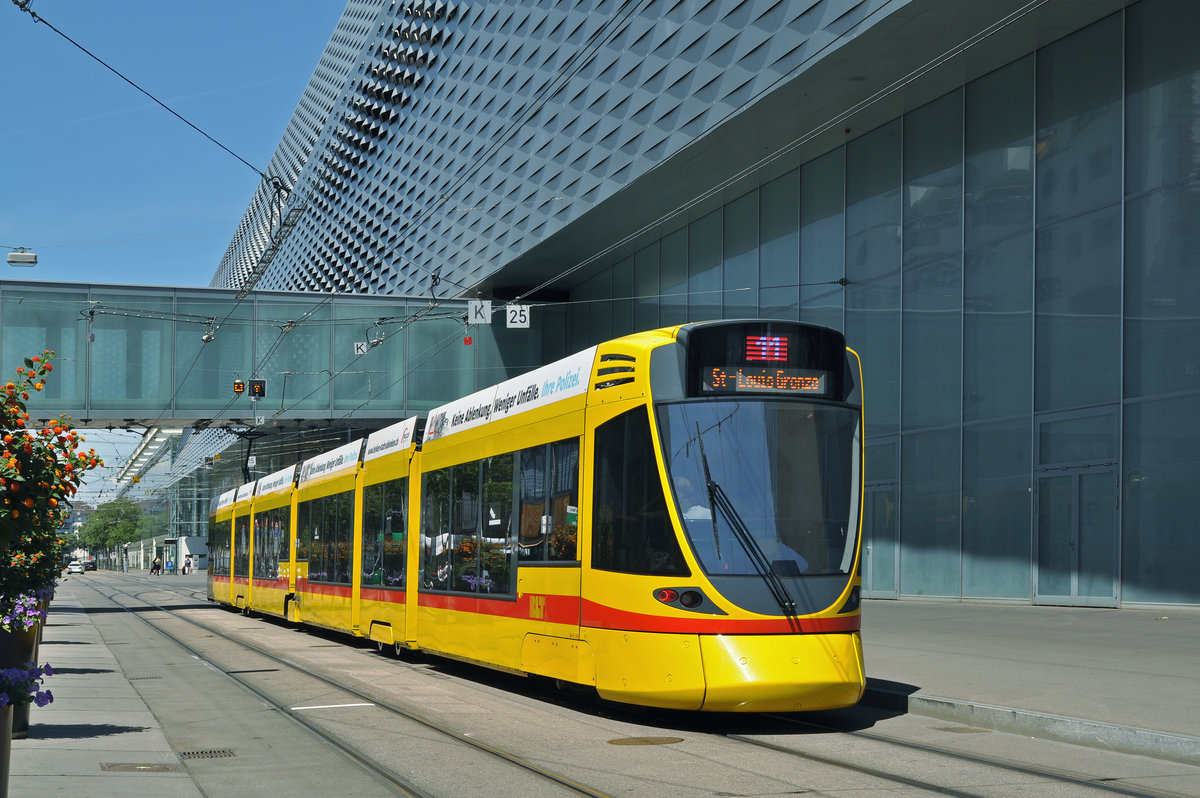 Wegen einer Baustellen bedingten Innerstadt Sperrung wird die Linie 11 über die Wettsteinbrücke umgeleitet. Hier bedient der Be 6/10 Tango 169 die Haltestelle Messeplatz.. Die Aufnahme stammt vom 09.07.2016.