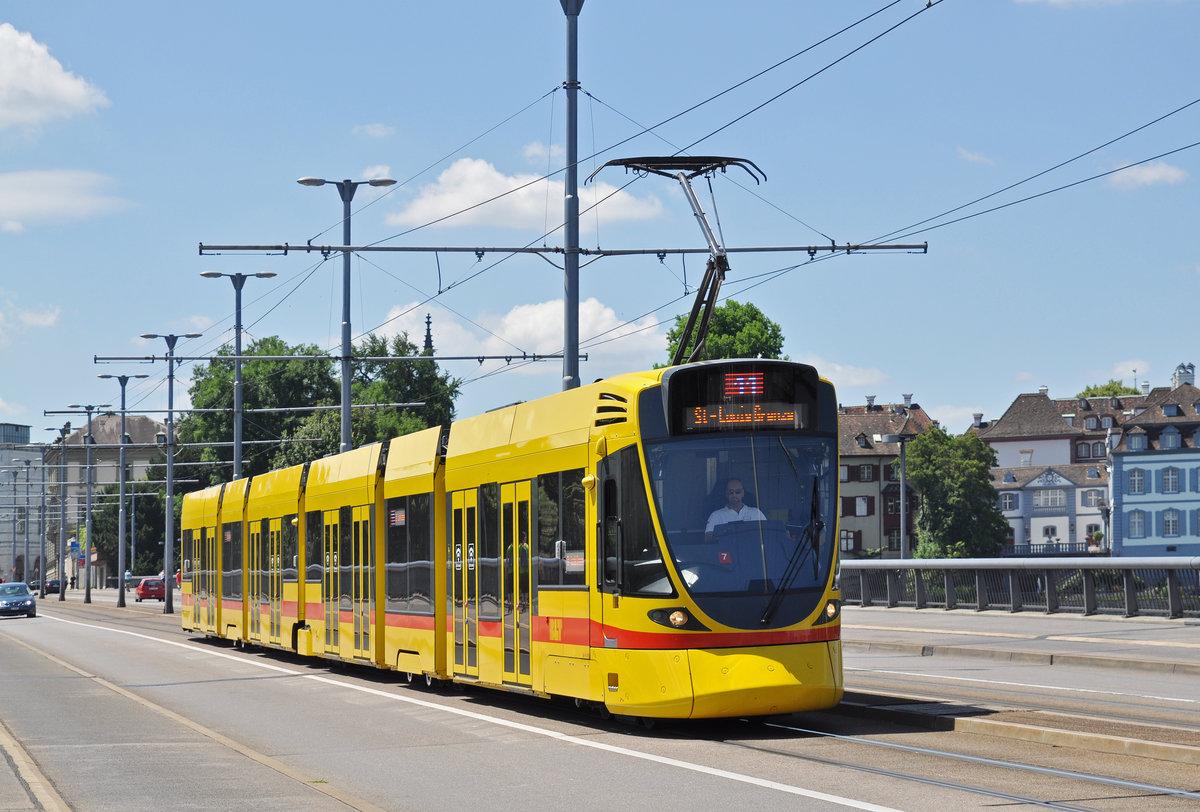 Wegen einer Baustellen bedingten Innerstadt Sperrung wird die Linie 11 über die Wettsteinbrücke umgeleitet. Hier fährt der Be 6/10 Tango 179 zur Haltestelle am Wettsteinplatz. Die Aufnahme stammt vom 09.07.2016. 