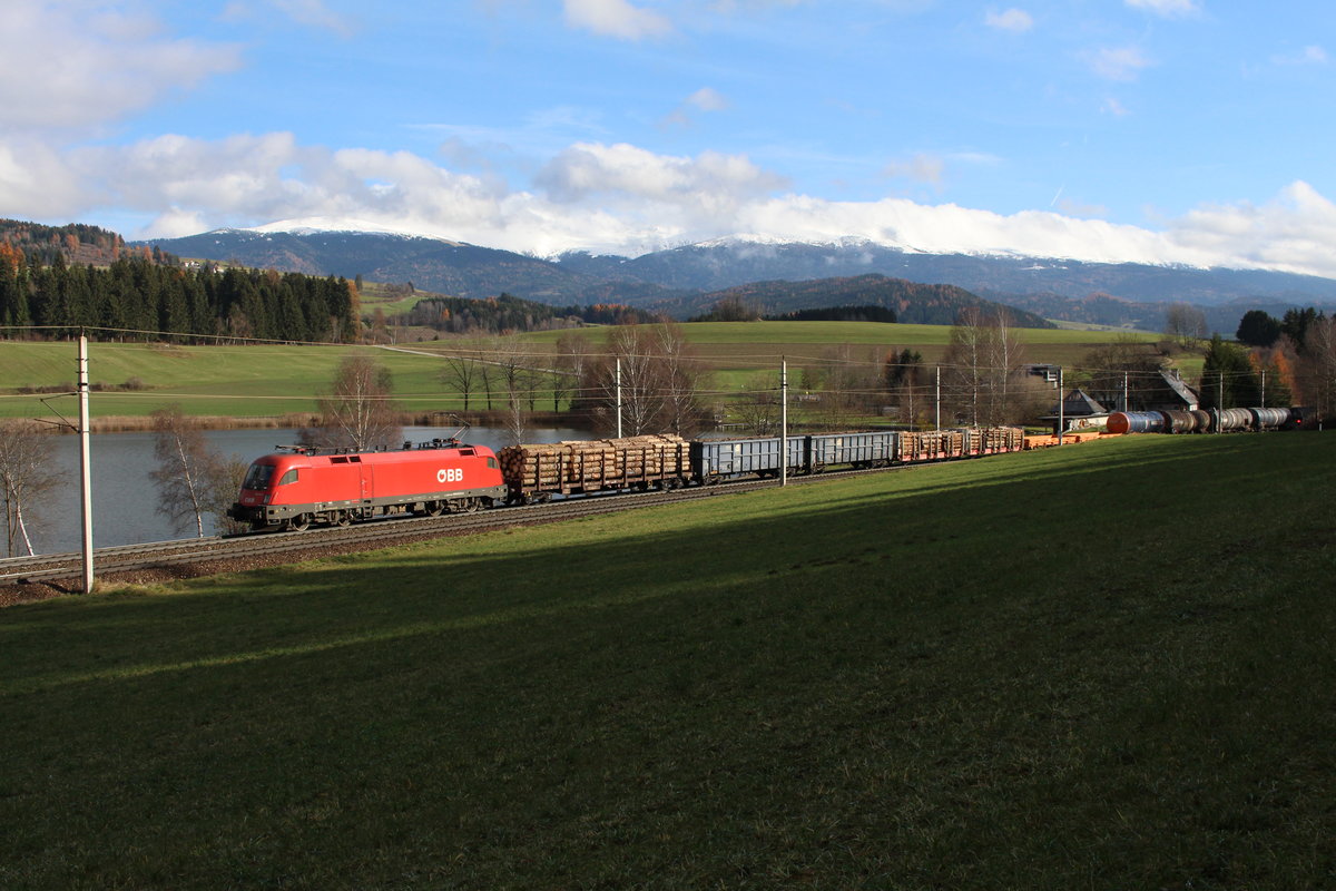 Wegen einer baustellenbedingten Streckensperre fuhr am 22.11. 2019 die 1016 032 mit dem DG54452 von Villach Süd Gvbf nach Hall in Tirol über den Neumarkter Sattel, Knittelfeld und Selzthal hier beim  Furtnerteich  kurz hinter Neumarkt in der Steiermark.


