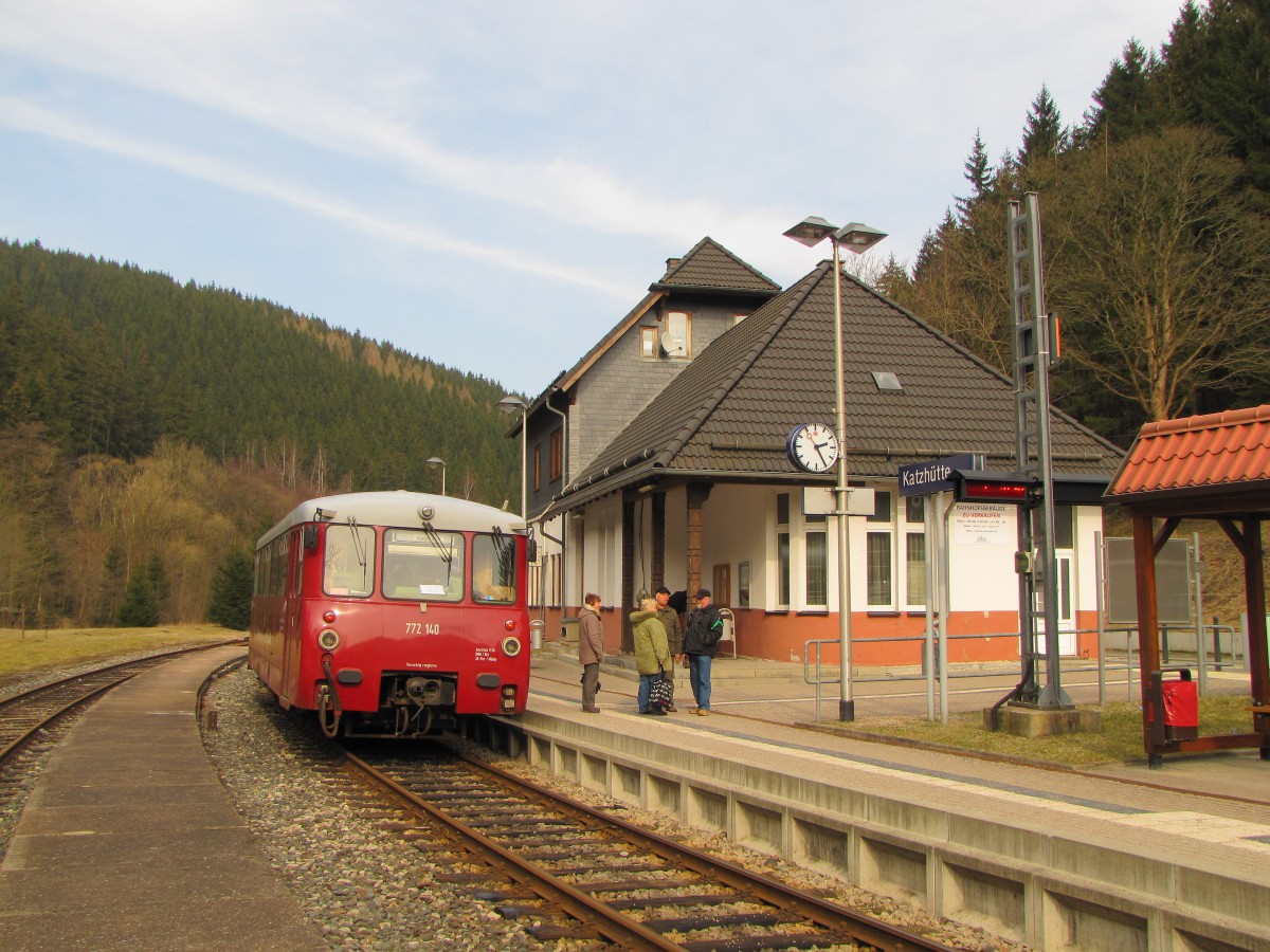 Wegen Beseitigungen der Vandalismusschäden am 641 019 kam auch am 16.03.2015 das  Ferkeltaxi  772 140 der Oberweißbacher Berg- und Schwarzatalbahn wieder zu Planeinsätzen auf der Schwarzatalbahn. Hier steht es als RB 29886 nach Rottenbach im Bahnhof Katzhütte.