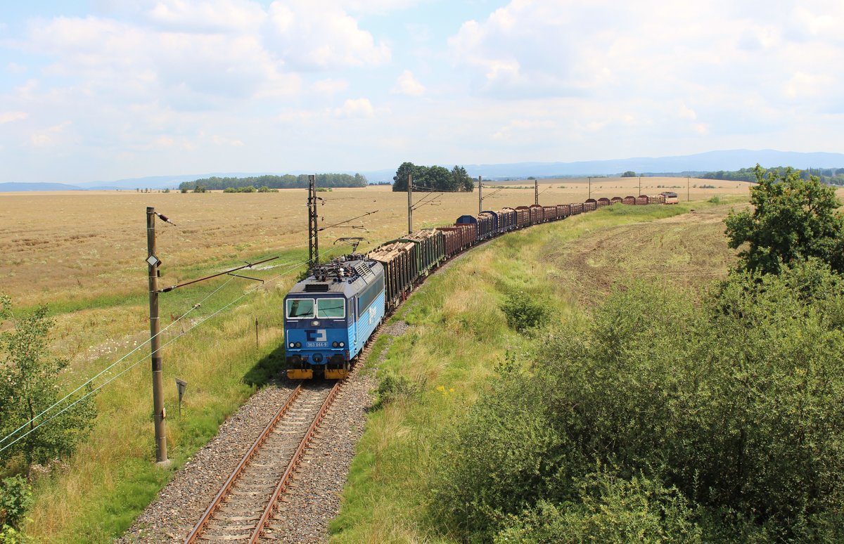 Wegen der Brückenbauarbeiten bei Tršnice, werden die Güterzüge Richtung Cheb über  Františkovy Lázně umgeleitet. Hier 363 044-9 und 240 108-1 kurz vor Františkovy Lázně am 22.07.16.