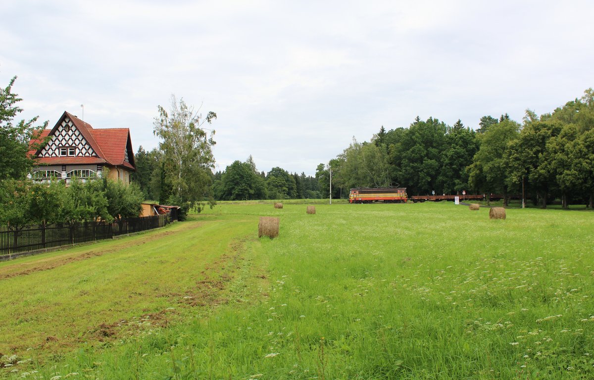 Wegen der Brückenbauarbeiten bei Tršnice, werden alle Züge über Františkovy Lázně nach Cheb und zurück umgeleitet. Hier 240 108-1 am 09.08.16 in Františkovy Lázně.