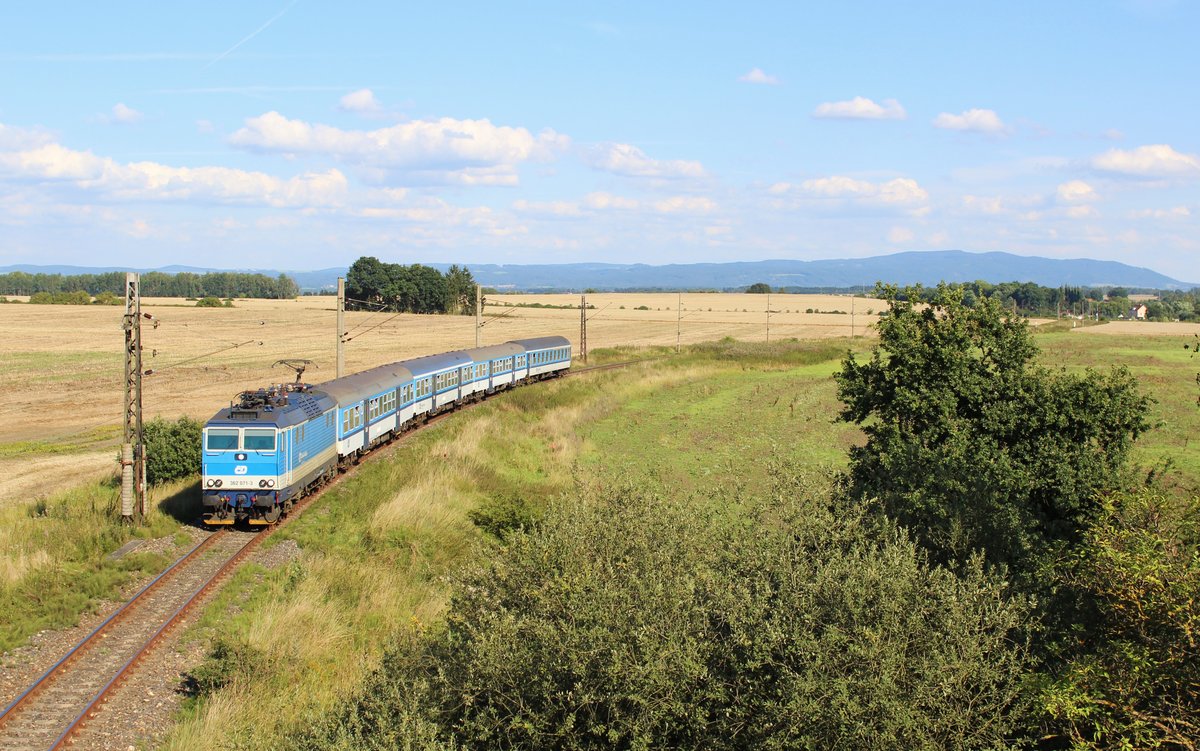 Wegen der Brückenbauarbeiten bei Tršnice, werden alle Züge über Františkovy Lázně nach Cheb zurück umgeleitet. Heute am 16.08.16 war der letzte Tag, hier 362 071-3 mit dem Sp 1694 bei Františkovy Lázně.