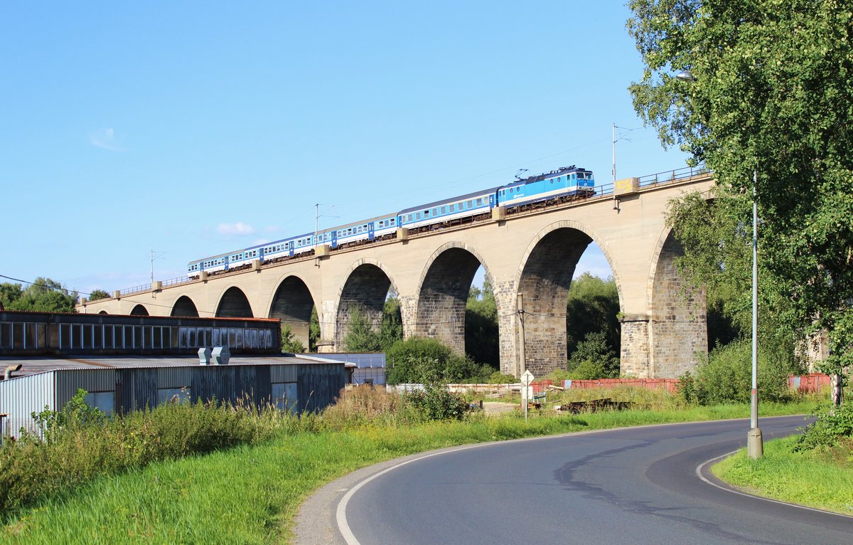 Wegen der Brückenbauarbeiten bei Tršnice, werden alle Züge über Františkovy Lázně nach Cheb zurück umgeleitet. Heute am 16.08.16 war der letzte Tag, hier 362 071-3 mit dem Sp 1694 in Cheb.