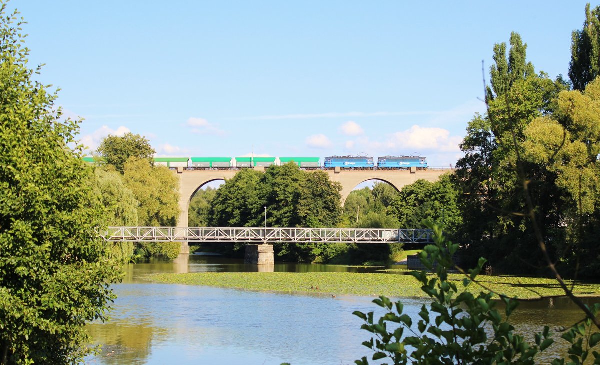 Wegen der Brückenbauarbeiten bei Tršnice, werden alle Züge über Františkovy Lázně nach Cheb zurück umgeleitet. Heute am 16.08.16 war der letzte Tag, hier 240 xxx und 240 053-9 mit dem Kohlenzug in Cheb.