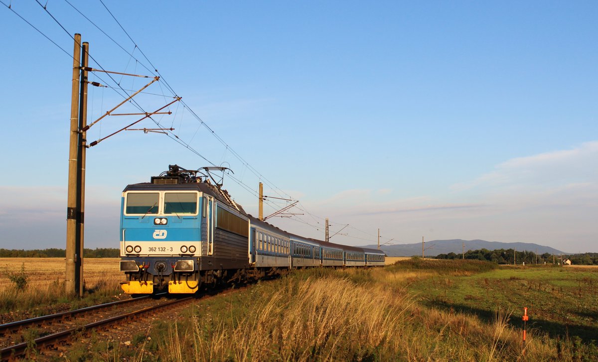 Wegen der Brückenbauarbeiten bei Tršnice, werden alle Züge über Františkovy Lázně nach Cheb zurück umgeleitet. Heute am 16.08.16 war der letzte Tag, hier 362 132-3 mit dem R 606 Salubia bei Františkovy Lázně. Dies war der letzte R der im Licht auf der Strecke zwischen Tršnice und Františkovy Lázně fuhr.