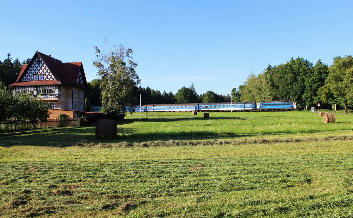 Wegen der Brückenbauarbeiten bei Tršnice, werden alle Züge über Františkovy Lázně nach Cheb zurück umgeleitet. Heute am 16.08.16 war der letzte Tag, hier 362 xxx mit dem  R 617 Větruše bei Františkovy Lázně.