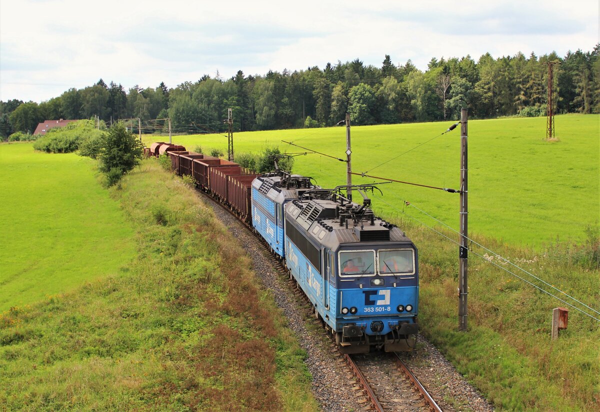 Wegen der Brückenbauarbeiten bei Tršnice, wurden alle Züge über Františkovy Lázně nach Cheb und zurück umgeleitet. Hier sind 363 501-8 und 363 5xx am 13.08.16 in Františkovy Lázně zu sehen.