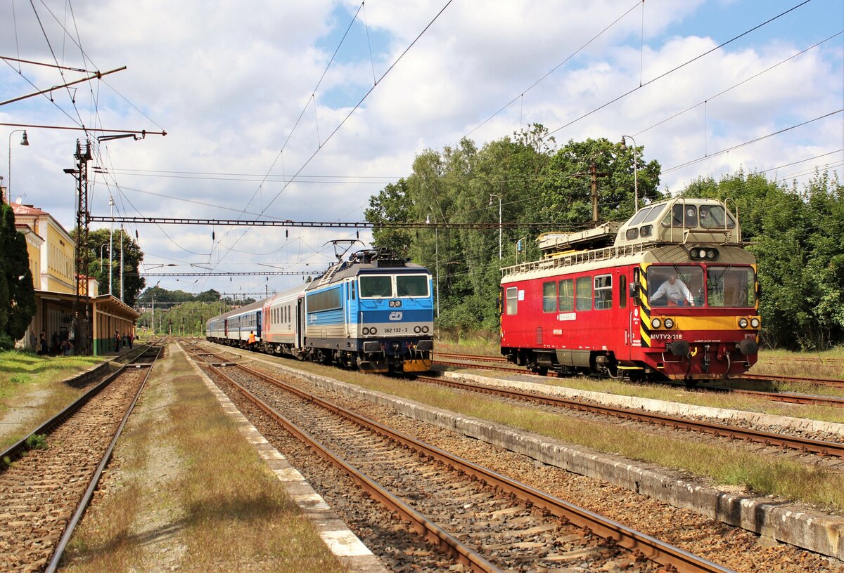 Wegen der Brückenbauarbeiten bei Tršnice, wurden alle Züge über Františkovy Lázně umgeleitet. 362 132-3 mit einem R am 13.08.16 Františkovy Lázně. Die R fuhren nur bis Františkovy Lázně, machten Kopf und fahren gen Ústí nad Labem zurück. Rechts steht MVTV 2-018.