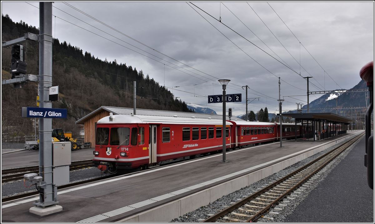 Wegen dem Anschluss der alten Hinterrheinbrücke in Reichenau-Tamins verkehren am 01.12.keine Züge nach Ilanz. Vorortpendel 1715/515 steht als Reserve in Ilanz. (02.12.2019)