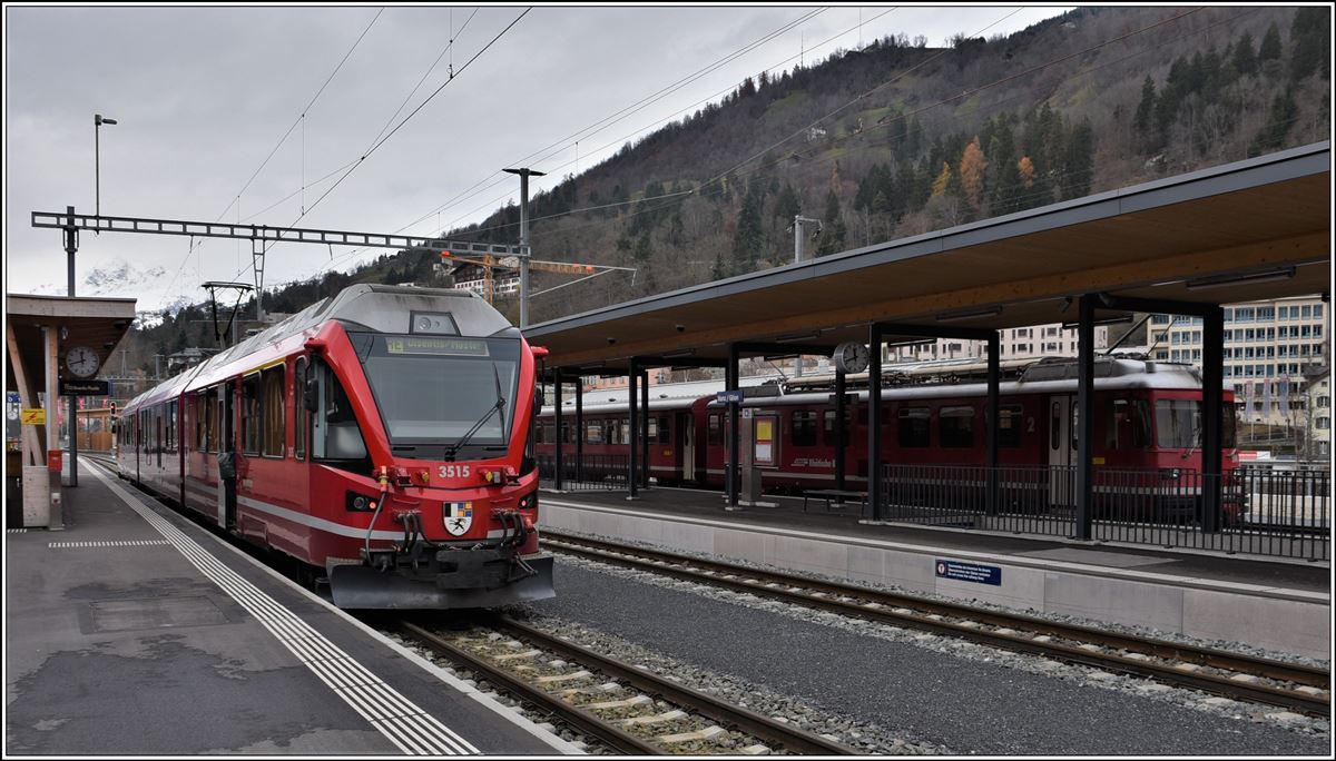 Wegen dem Anschluss der alten Hinterrheinbrücke in Reichenau-Tamins verkehren am 01.12.keine Züge nach Ilanz. RE1733 mit ABe 8/12 3515 wartet in Ilanz den Bahnersatzbus aus Chur ab. (02.12.2019)