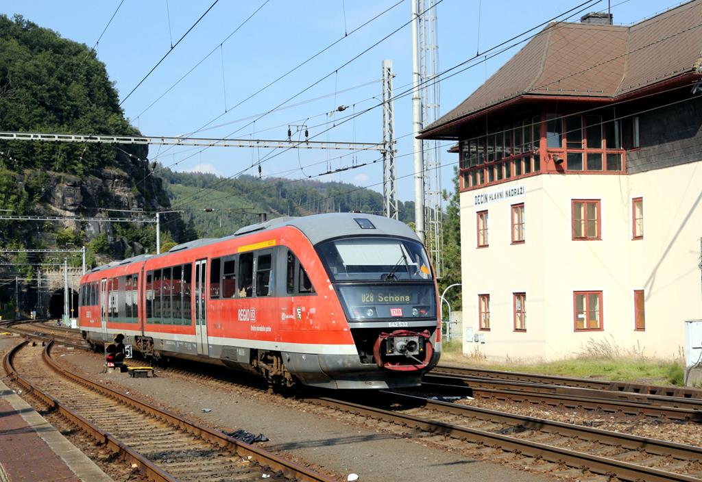 Wegen des Bahnstreiks pendelte am 6.9.2021 der Nahverkehr der DB in Form des Desiro 642532 nur zwischen Schöna und dem tschechischen Decin. Hier passiert der VT gerade bei der Einfahrt in Decin um 15.46 Uhr das dortige nördliche Stellwerk.