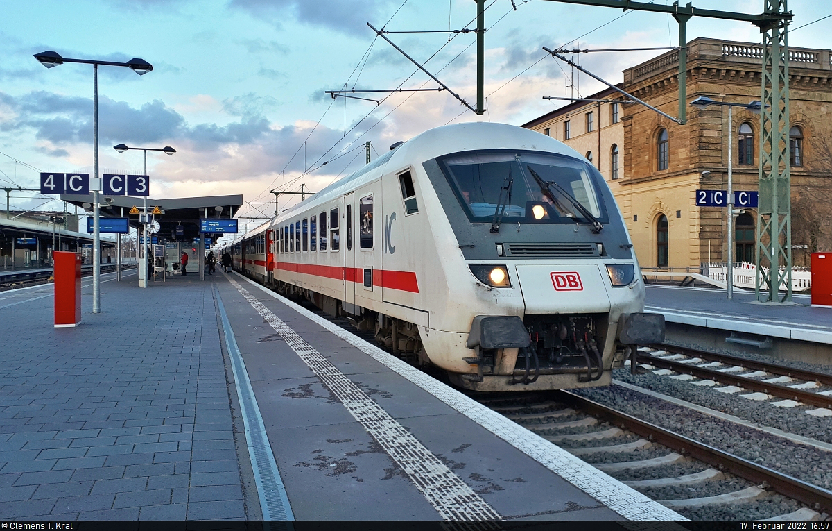 Wegen des Sturmtiefs  Zeynep  war für Reisende Richtung Hannover und Köln in Magdeburg Schluss. Der IC 2239 war hingegen einer der wenigen Fernzüge, die auf dem gesamten Laufweg regulär fuhren.
Mit  Bimmdzf <sup>287.0</sup>  (51 80 80-95 010-9 D-DB) voran wartet er im Startbahnhof Magdeburg Hbf auf Gleis 3 auf Abfahrt.

🧰 DB Fernverkehr
🚝 IC 2239  Warnow  (Linie 56) Magdeburg Hbf–Leipzig Hbf
🕓 17.2.2022 | 16:57 Uhr

(Smartphone-Aufnahme)