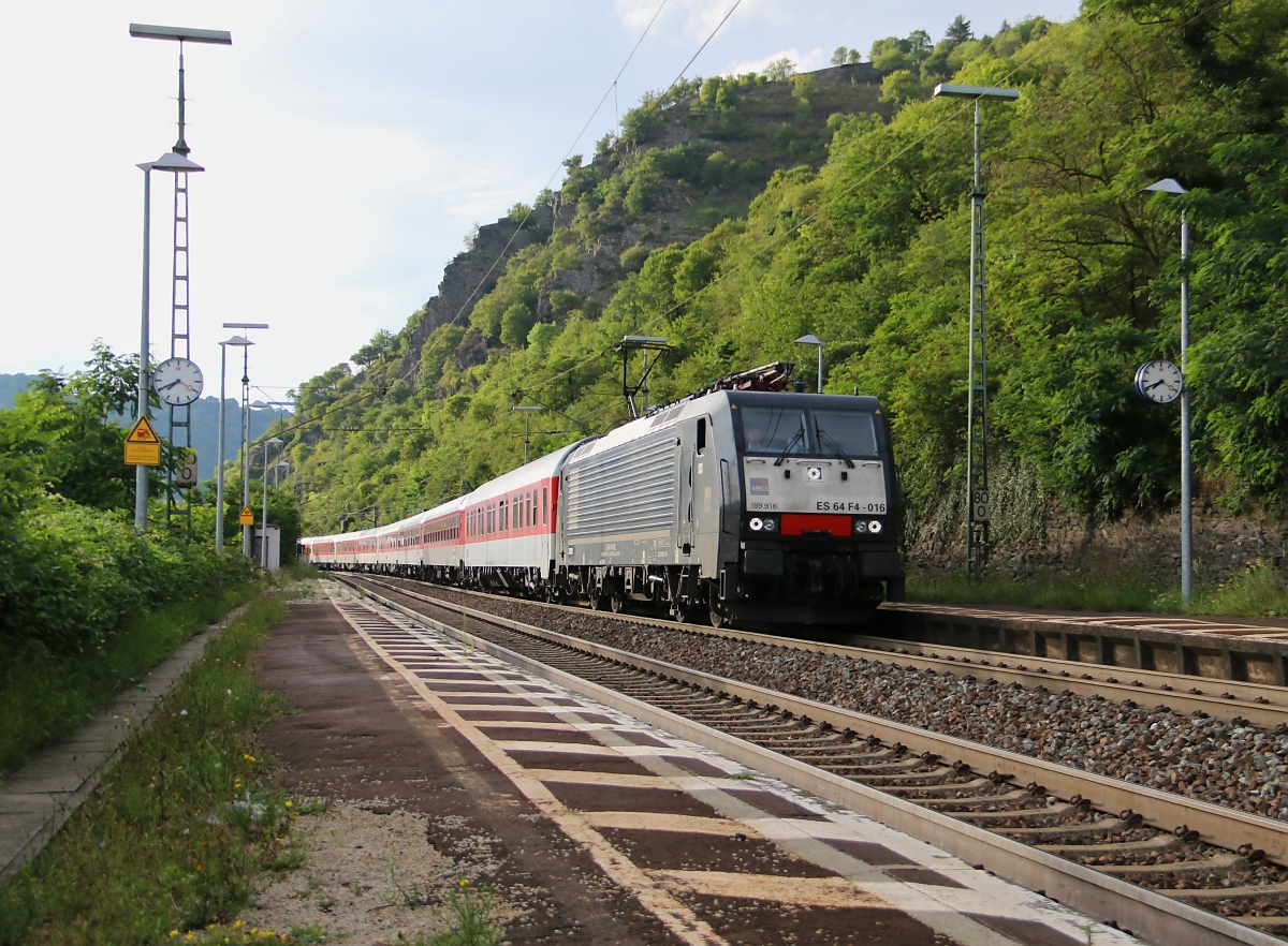 Wegen des voraus fahrenden Vias Zuges musste 189 916 (ES 64 F4-016) mit ihrem Autoreisezug auf das Gegengleis ausweichen. Aufgenommen am 13.07.2014 in Lorchhausen am Rhein.