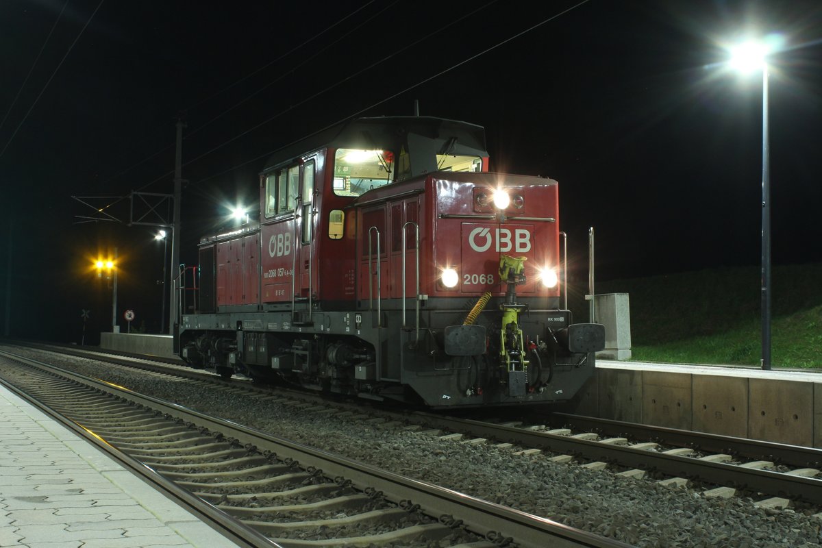 Wegen einem vorausfahrendem Güterzug stand die 2068 057 am Abend des 1.12.2019 als SLZ18195 in der Haltestelle Stübing auf ihrem Weg von Knittelfeld nach Graz.
