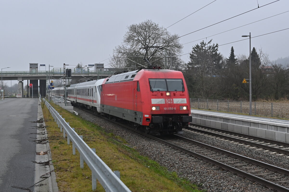 Wegen eines defekten Steuerwagens zieht die 101 056 am EC nach Graz der hier in Sulzbach gen Weinheim Hbf fahrend zusehen. 14.12.2021