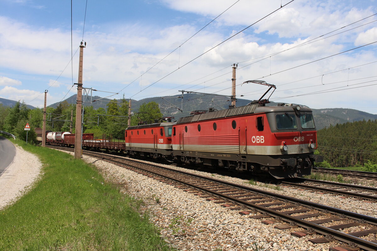 Wegen eines defekten Zuges auf der Strecke bei Breitenstein kam am 12.5.2022 der DG54703 von Wien Zvb nach Graz Vbf bespannt mit der 1144 212 und 1144 057 in Eichberg zum Stehen und wartet auf die Weiterfahrt