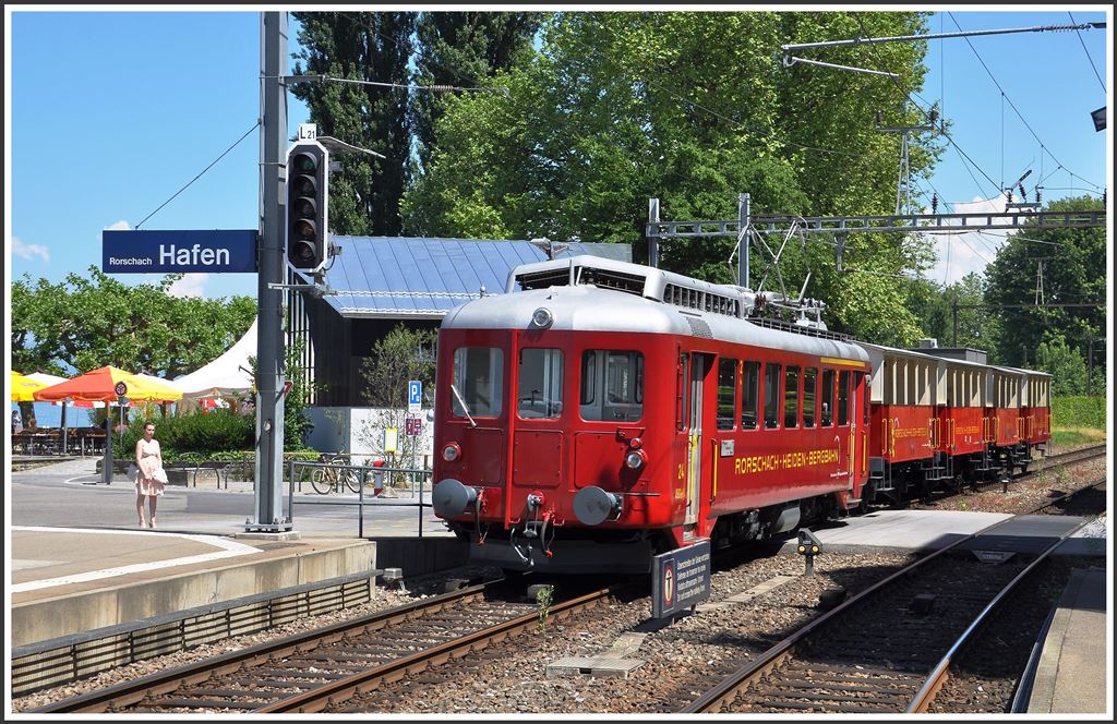 Wegen eines Defektes am BDeh 3/6 25 kam heute der ABDeh 2/4 24 mit vier der fünf Sommerwagen zum Einsatz. Rorschach Hafen S25 5027 nach Heiden. (05.06.2015)