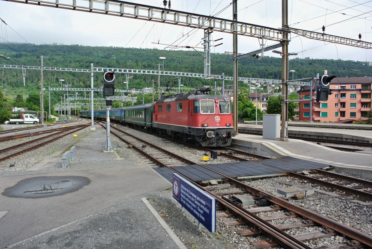 Wegen eines Erdrutsches war die Strecke Bern-Fribourg heute unterbrochen. Als Ersatz wurde auf der Jurasüdfuss Linie ein Shuttlebetrieb Biel-Lausanne eingerichtet. Im Einsatz standen 3 ältere Reservependel. Im Bild erreicht die Re 4/4 II 11204 mit dem EWII Dispopendel von Olten als Extrazug 31205 aus Lausanne Biel/Bienne, 14.07.2014.