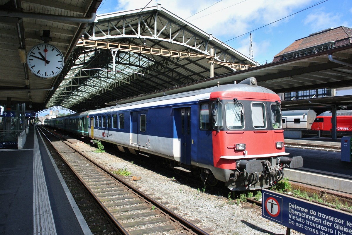 Wegen eines Erdrutsches war die Strecke Bern-Fribourg heute unterbrochen. Als Ersatz wurde auf der Jurasüdfuss Linie ein Shuttlebetrieb Biel-Lausanne eingerichtet. Im Einsatz standen 3 ältere Reservependel. EXT 31206/31211 beim Wenden in Lausanne, vorne im Bild ist der BDt EWI 50 85 82-33 986-9, 14.07.2014.