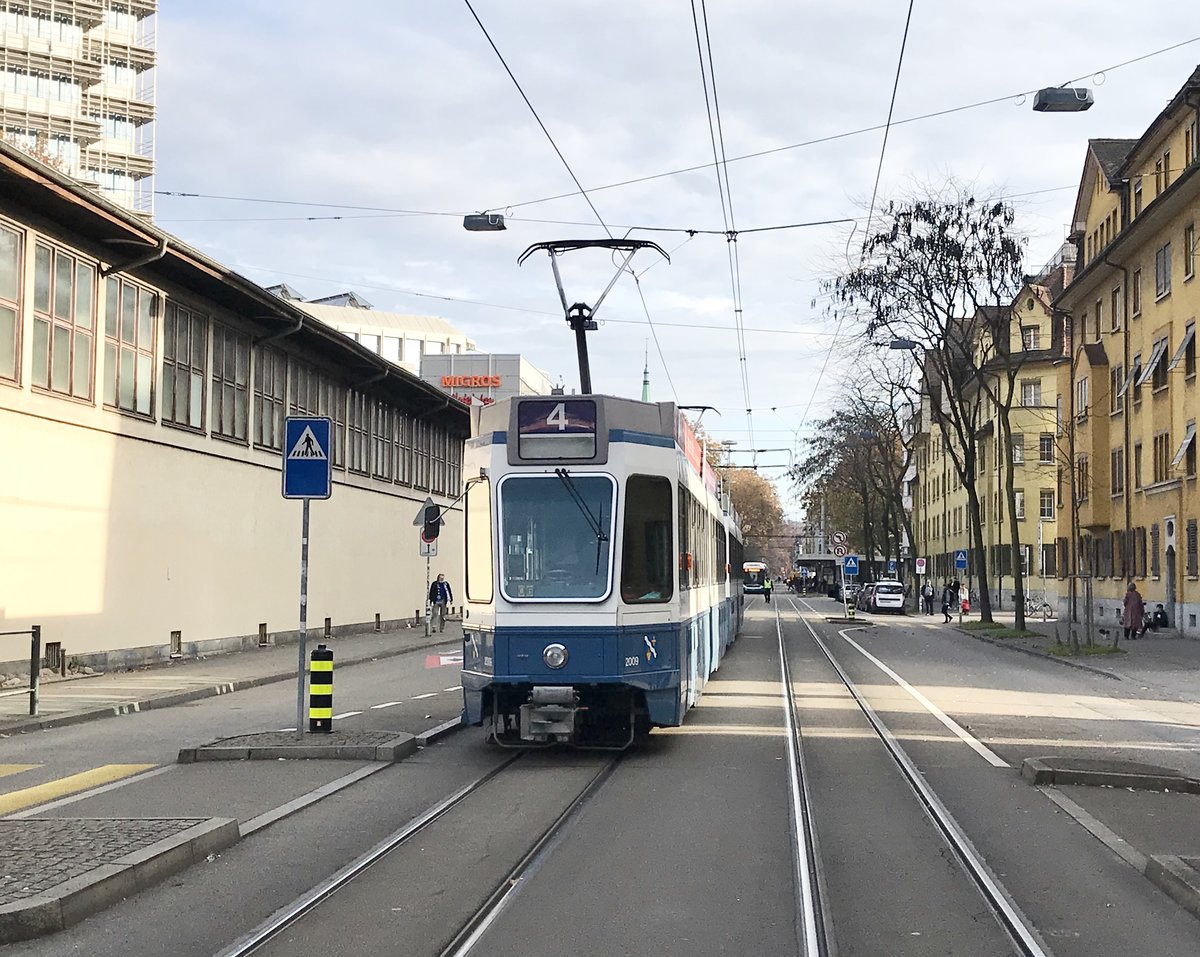 Wegen eines Feuerwehreinsatzes steht der Be 4/6 2009  Triemli  hier blockiert in der Limmatstrasse. Später fuhr er rückwärts bis zur Walchebrücke, von wo er vorwärts weiter in Richtung Tiefenbrunnen fahren konnte. Die Linie 4 wurde aufgetrennt und bediente nur die Strecken Tiefenbrunnen - Hauptbahnhof, sowie Bhf. Altstetten Nord - Depot Hard. Datum: 12. 11. 2020