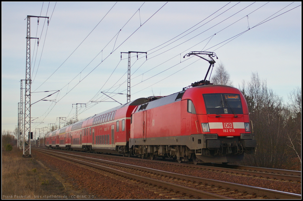 Wegen eines Gaslecks in Berlin-Mitte wurde auch der RE1 nach Magdeburg Hbf, geschoben von DB 182 015, am 10.02.2014 durch die Berliner Wuhlheide umgeleitet