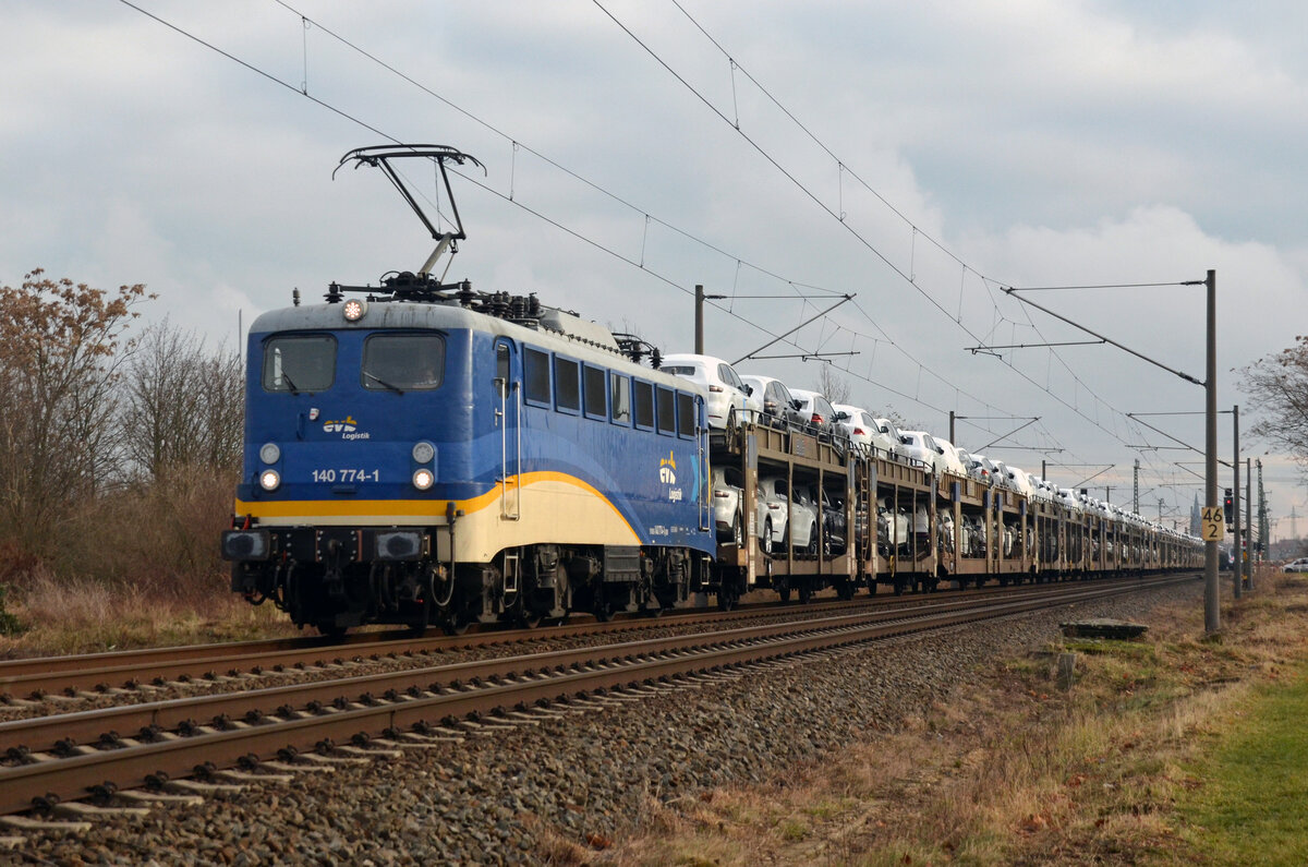 Wegen eines Gleislagefehlers zwischen Falkenberg(E) und Wittenberg wurde 140 774 mit ihrem BLG-Autozug am 10.12.21 über Greppin Richtung Magdeburg umgeleitet. 