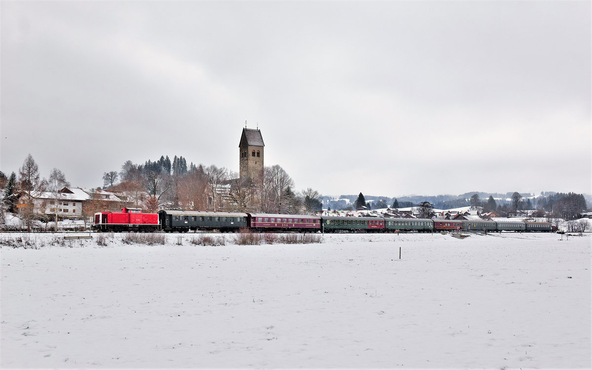 Wegen eines Schadens an der Dampflokomotive 44 546 in Kempten übernimmt die Diesellokomotive 212 264-4 nun als Zuglok die restliche Strecke mit den zwei ab Buchloe zusammengeführten Skizugteilen nach Obersdorf.Bild Stein im Allgäu 3.2.2018