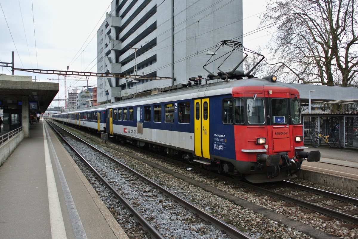 Wegen eines Streckenunterbruchs fiel die S3 18360 heute aus. Als Ersatz verkehrte ab Zürich Altstetten bis Dietikon der ZVV Dispozug, ein Doppel RBe Pendel. Vorne ist der RBe 540 045-2, sechs EWI Wagen weiter hinten ist der 017-1, Zürich Altstetten, 22.01.2014.