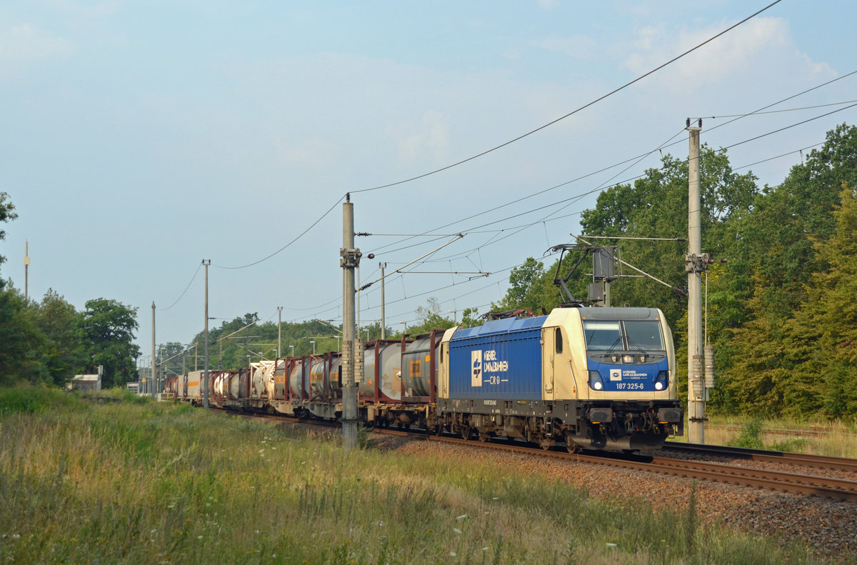 Wegen eines Waldbrandes zwischen Torgau und Falkenberg(E) wurde der Bertschi-Containerzug der WLC am 09.08.20 über Wittenberg umgeleitet. Hier passiert 187 325 Burgkemnitz.