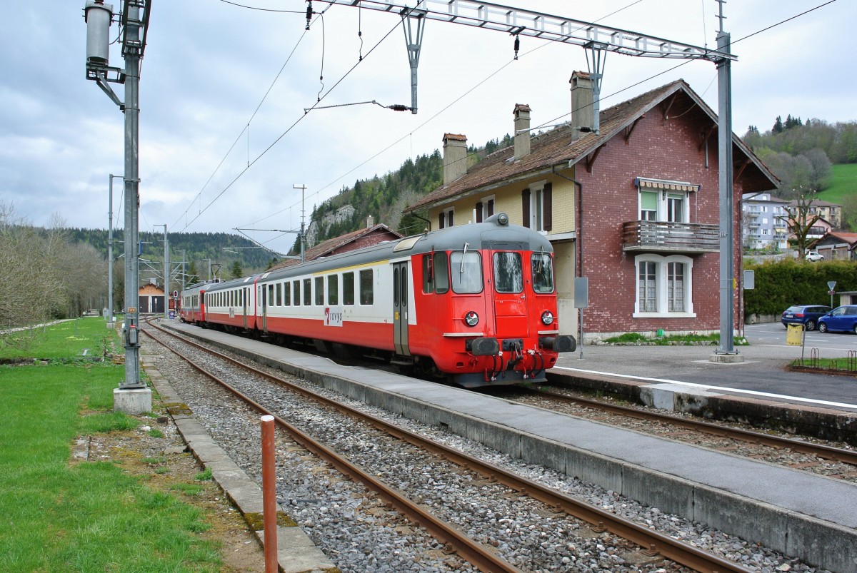 Wegen der Entgleisung eines Gterzuges in Daillens waren beide Travys Dominos in Biel blockiert. Zwei Tage lang war auch die Strecke Le Pont-Vallorbe unterbrochen, die Zge verkehrten nur Le Brassus-Le Pont. Als einziger vorhandene Zug musste der ltere Schlerzug im Valle de Joux pendeln; ABt 50 85 39-33 202-6, B EWI 50 85 20-35 475-6 und RBDe (94 85 7) 567 174-8 als Regio 6022/6021 beim Wenden in Le Pont, 26.04.2015. 