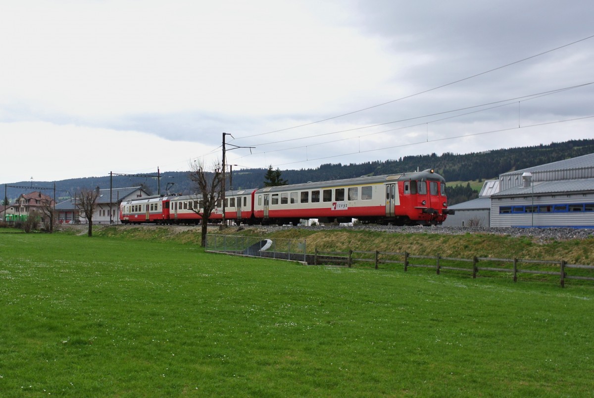 Wegen der Entgleisung eines Gterzuges in Daillens waren beide Travys Dominos in Biel blockiert. Zwei Tage lang war auch die Strecke Le Pont-Vallorbe unterbrochen, die Zge verkehrten nur Le Brassus-Le Pont. Als einziger vorhandene Zug musste der ltere Schlerzug im Valle de Joux pendeln; ABt 50 85 39-33 202-6, B EWI 50 85 20-35 475-6 und RBDe (94 85 7) 567 174-8 als Regio 6025 bei Ausfahrt in Sentier-Orient, 26.04.2015.

