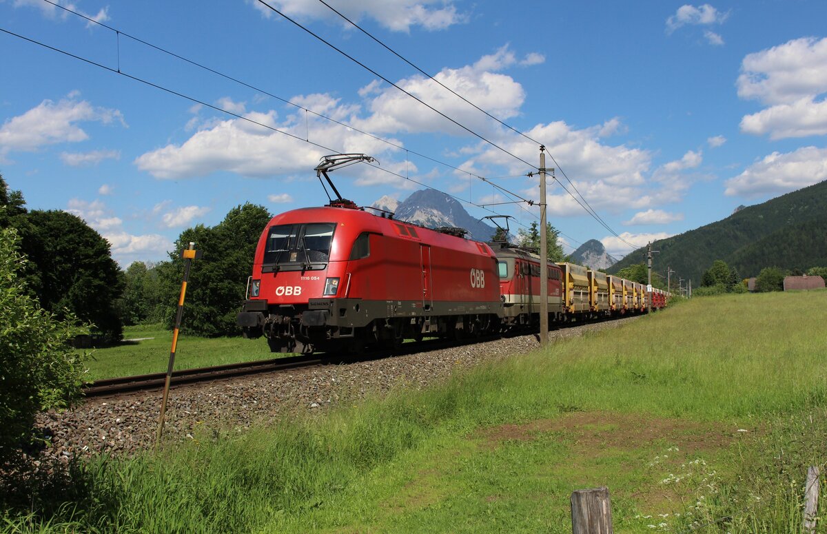 Wegen der Erzverladung und dem Erzverladeprogramm der Reihe 10/1116 sind diese an den Zügen von Eisenerz nach Leoben immer führend so wie am 13.6.2021 beim SWGZ58666 mit 1116 054 und 1142 601 hier kurz hinter dem Bahnhof Admont.