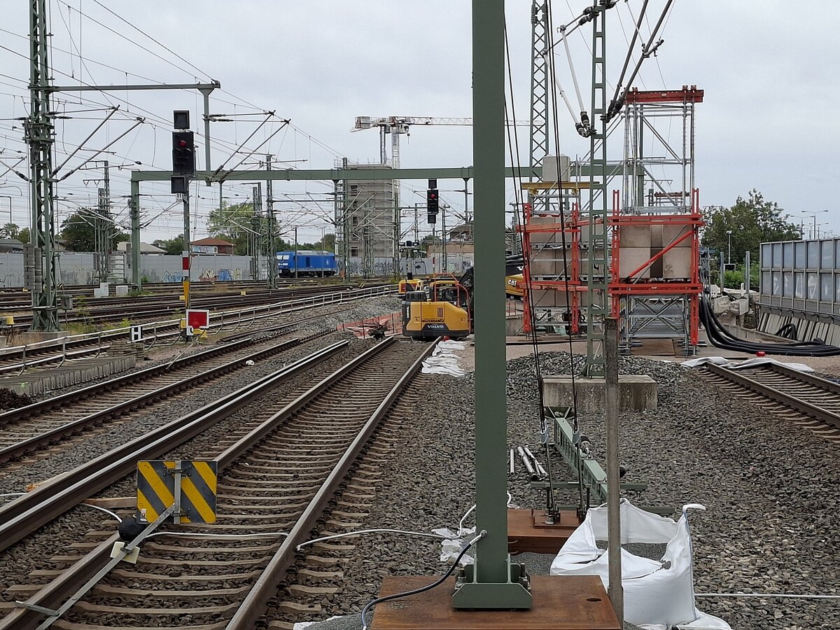 Wegen eventuell auftretender Spannungsrisskorrosionen wird in Erfurt Hbf vorsorglich ein Br�ckentr�ger �ber dem Schmidtstedter Knoten ausgetauscht. Dies erfordert auch die Sperrung der Bahnsteige 9 und 10, sowie weiterer Gleise. Vom Bahnsteigende entstand am 21.08.2026 dieser Blick auf die Baustelle.