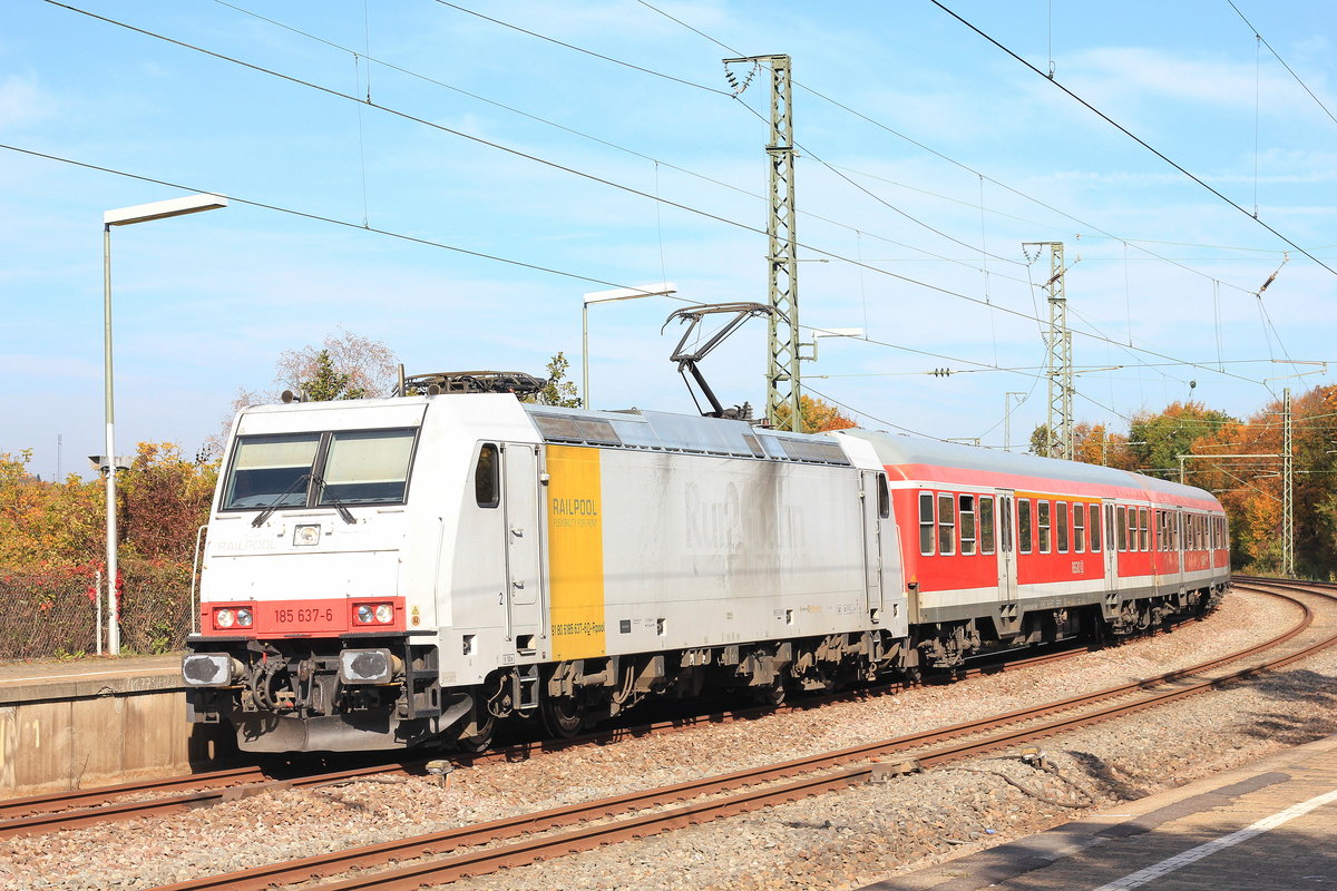 Wegen Fahrzeugmangel mietete die DB Regio Württemberg im Herbst 2017 ein Fahrzeug der Railpool Leasing an. Hier erreicht 185 637 mit RE Hessental-Stuttgart gerade den Bahnhof Waiblingen auf Gleis 1. 