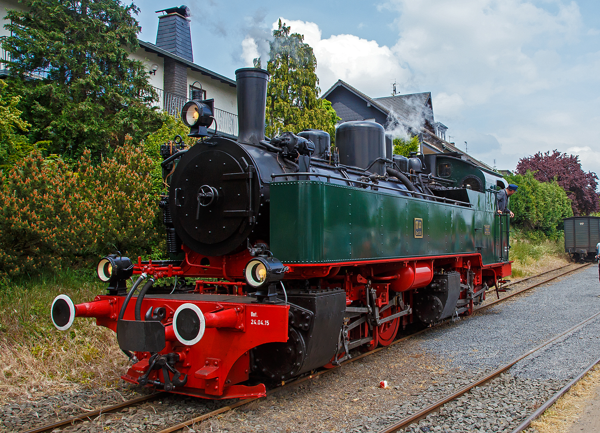 Wegen der folgenden 5,5 km langen 50 ‰ Steilstrecke ist für die Malletdampflok 11sm in Oberzissen Schluss, so wurde hier umgespannt....
Die BBn4vt 1.000 mm Mallet- Dampflok 11sm (sm = schwere Mallet) der Brohltalbahn, eine Humboldt M.105, am 24.05.2015 im Bahnhof Oberzissen.

Die Lok 11sm wurde 1906 von der Maschinenbauanstalt Humboldt in Köln-Kalk  (eines der Vorläuferunternehmen der späteren Klöckner-Humboldt-Deutz KHD) unter der Fabriknummer 348 gebaut, und von da an zusammen mit ihren Schwestern 10 sm und 12 sm bis 1965 auf der Brohltalbahn eingesetzt. Die letzte Fahrt der Lokomotive fand am 29.Januar 1966 vor einen bestellten Sonderzug für Eisenbahnfreunde statt. Die Lok 11sm konnte durch den Einsatz einiger Eisenbahnfreunde vor der Verschrottung gerettet werden und kam in das Museum der Deutschen Gesellschaft für Eisenbahngeschichte e.V. (DGEG) in Viernheim. Nach der Schließung dieses Museums kam die Lokomotive 1989 zurück in ihrer Heimat und konnte 1998 durch die Interessengemeinschaft Brohltal-Schmalspureisenbahn e.V. (IBS) von der DGEG zurückgekauft werden. 
Sie ist die einzige für die Brohltalbahn hergestellte Lokomotive, die für die Nachwelt erhalten werden konnte. Am 25. April 2015 wurde die Wiederinbetriebnahme gefeiert und am 1.Mai 2015 verkehrte der erste planmäßige Zug mit Lok 11sm.

Konstruktive Merkmale
Die Lok hat eine übliche Konstruktion bei Malletlokomotiven, die kleineren Hochdruckzylinder trieben das hintere Triebwerk an, die größeren Niederdruckzylinder das vordere, bewegliche Triebwerk. Die Vorräte sind in langen Behältern seitlich des Kessels bis zur Rauchkammer untergebracht. Auf dem Kessel gib es einen Dampfdom und zwei Sandbehälter. Auffällig und außergewöhnlich für eine Schmalspurlok, sind auch die massiven Pufferbohlen (vorne und hinten) mit je zwei außermittigen Normalspurpuffern. Diese hatten die verbliebenen Loks in den 1930er Jahren neben der vorhandenen Schmalspurkupplung, für das Verschieben von Regelspurwagen im Rheinhafen Brohl, erhalten, Mit der Anschaffung von Dieselloks wurden die Dampflokomotiven 1965 überflüssig, die 11sm blieb bis 1966 als Reserve in Dienst.
TECHNISCHE DATEN:
Gebaute Anzahl: 4
Hersteller: Humboldt
Baujahre: 1904, 1906, 1920
Bauart: B’B`n4vt
Spurweite: 1.000 mm (Meterspur)
Länge über Puffer: 	9.981 mm
Gesamtradstand: 5.600 mm
Dienstgewicht: 48 t
Höchstgeschwindigkeit: 	30 km/h
Treibraddurchmesser: 1.000 mm
HD-Zylinderdurchmesser: 300 mm
ND-Zylinderdurchmesser: 500 mm
Kolbenhub: 500 mm
Kesselüberdruck: 14 bar
Heizrohrlänge: 4.400 mm
Rostfläche: 1,5 m²
Verdampfungsheizfläche: 80 m²
Wasservorrat: 	5,0 m³
Brennstoffvorrat: 1,2 t
