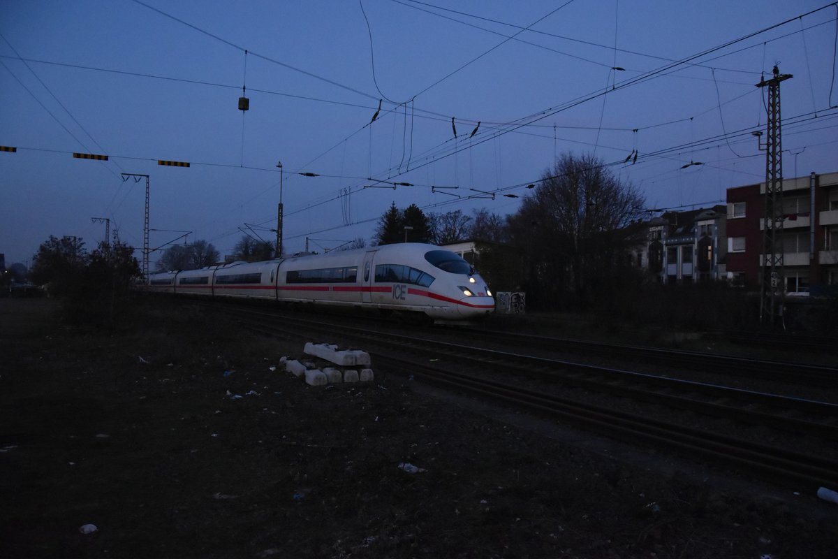 Wegen einer geborstenen Gasleitung in Oberhausen Sterkrade werden ICE Züge über Mönchengladbach umgeleitet, hier kommt der 4601 durch Rheydt Hbf gen Köln gefahren. 21.1.2019