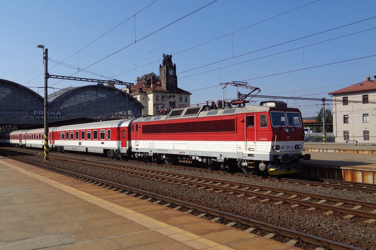 Wegen Geldmangel für neue Lokomotiven wurden in die Tschechei und Slowakei manche 163er und 363er grundlegend modernisiert. Ein Exempel ist ZSSK 361 129, der am 20 September 2018 Praha hl.n. verlässt. 