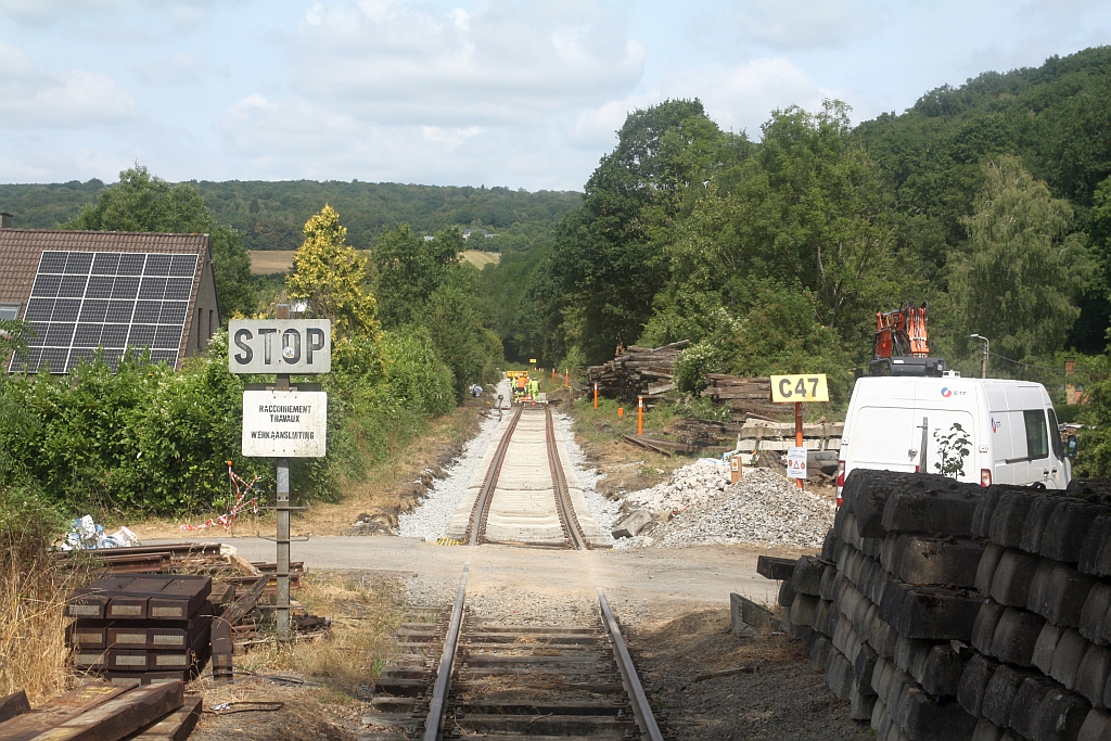Wegen Gleisbauarbeiten wenden die Z�ge der CFB (Le Chemin de Fer Du Bocq) 250m vor dem Gare de Evrehailes-Bauche. - Bild vom 24.Juli 2026.