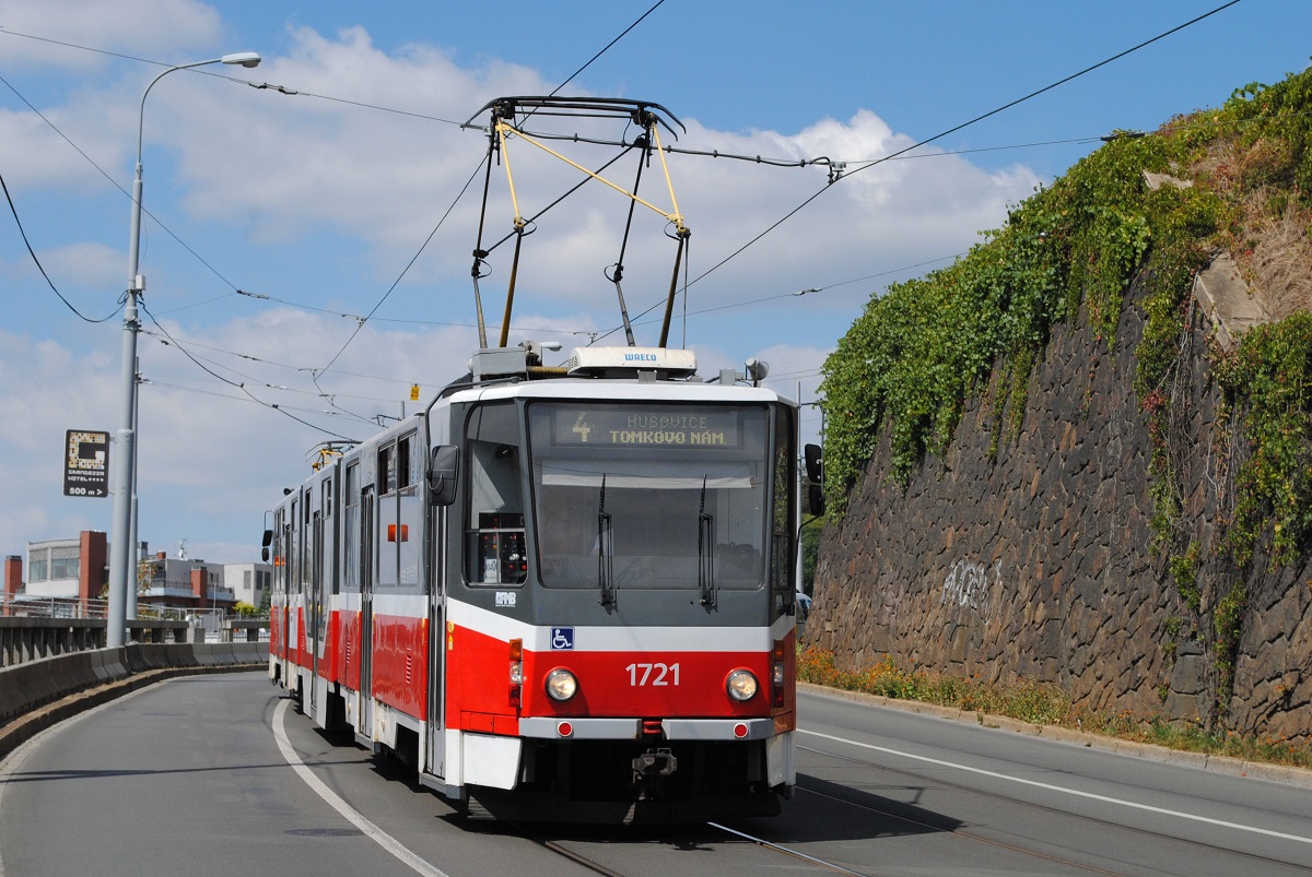 Wegen Gleisbauarbeiten wird im Sommer 2018 die Linie 4 nur zwischen dem Komenskeho nam. und dem Tomkovo nam. betrieben. Da keine der beiden provisorischen Endhaltestellen über Wendeschleifen verfügt, war der Einsatz der Zweirichtungsachtachser der Type KT8D5R.N2P notwendig. Tw. 1721 konnte so bei der Talfahrt in der steilen ulice Husova festgehalten werden. (15.08.2018)