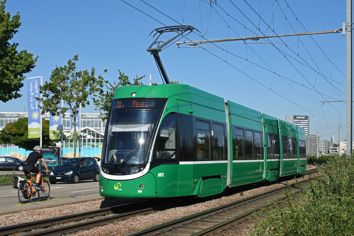 Wegen einer Grossbaustelle beim Leimgrubenweg, muss die Linie 16 umgeleitet werden. Hier fährt der Be 4/6 6012, auf der Linie 16, zur Endstation beim Depot Dreispitz. Die Aufnahme stammt vom 04.09.2019.