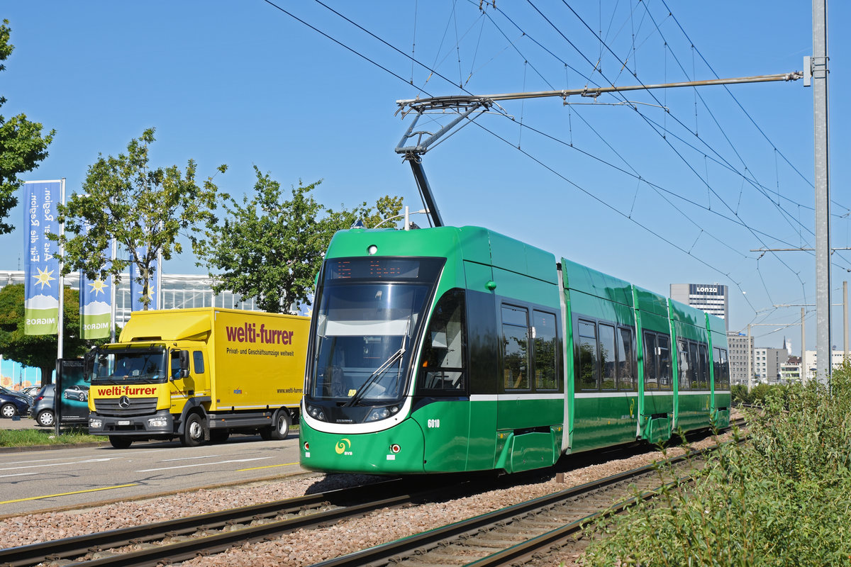 Wegen einer Grossbaustelle beim Leimgrubenweg, muss die Linie 16 umgeleitet werden. Hier fährt der Be 4/6 6010, auf der Linie 16, zur Endstation beim Depot Dreispitz. Die Aufnahme stammt vom 04.09.2019.