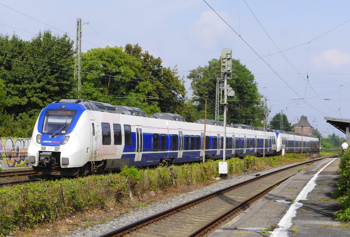 Wegen einer  Großbaustelle  in Köln-Longerich müssen RE 6 und 7 in Fahrtrichtung Neuss zwischen Köln-Nippes und Köln-Longerich schon seit einigen Wochen und noch bis 30. September die Güterzugstrecke benutzen. Das bringt dem RE 7 mit seinem sehr knapp kalkulierten Fahrplan (4 Minuten weniger als der RE 6 für Köln - Neuss) regelmäßig mindestens 4 Minuten Verspätung ein - und das bei nur 9 Minuten Wendezeit in Krefeld. Aufnahme vom 16.8.17: NX 372 (vorn) und 361 hinter dem Bahnhof Köln-Longerich auf dem Weg nach Krefeld.
