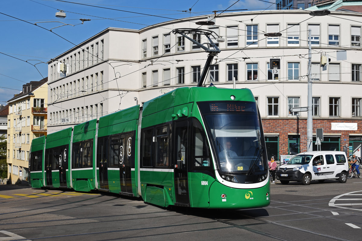 Wegen einer Grossbaustelle, wird die Linie 15 und 16 umgeleitet. Hier fährt der Be 4/6 Flexity 6004, auf der Linie 16, bei der Haltestelle Markthalle ein. Die Aufnahme stammt vom 18.09.2019