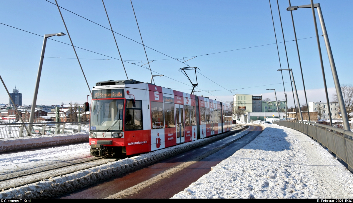 Wegen der großen Mengen an Schnee und Eis ist auch der ÖPNV in Halle (Saale) seit dem 7.2. stark eingeschränkt. Die Schienen müssen nach und nach aufwändig beräumt werden. Zum Aufnahmezeitpunkt waren lediglich 3 der 11 Straßenbahnlinien im Einsatz.
Der im Nachschuss festgehaltene Wagen 624 des Typs Duewag/Siemens MGT6D auf der Berliner Brücke ist auf der Linie 9<sup>E</sup> im Einsatz. Diese verkehrt abweichend als Ringlinie von und zur Soltauer Straße.

🧰 Hallesche Verkehrs-AG (HAVAG)
🚋 Linie 9<sup>E</sup> ↺ Soltauer Straße–Glauchaer Platz–Marktplatz–Am Steintor–Riebeckplatz–Hauptbahnhof–Betriebshof Freiimfelder Straße–Am Steintor–Riebeckplatz–Glaucher Platz–Soltauer Straße
🕓 11.2.2021 | 11:36 Uhr