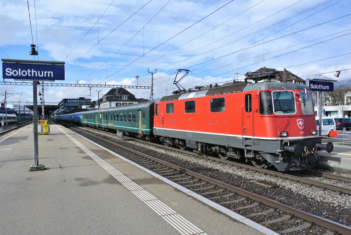 Wegen der Grossreinigung am planmässigen Pendel verkehrte diese Woche auf diversen Zügen der 21xx Biel-Konstanz ein 12-teiliger EWI/II Pendel. Re 4/4 II 11172 mit dem Pendel als IR 2121 in Solothurn, 28.02.2014.