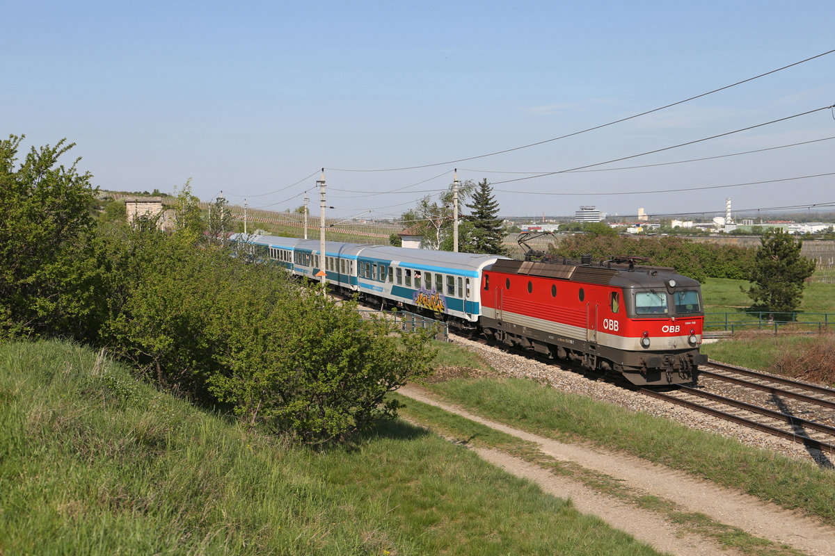 Wegen einer G.Z. entgleisung bei Spielfeld/St. verkehrten alle Züge von und nach Wien nur bis Graz,daher ergab sich die seltene Zugzusammenstellung am EC-159 mit der Garnitur des EC-151 mit der 1144.118 am 18.4.18 in Pfaffstätten.