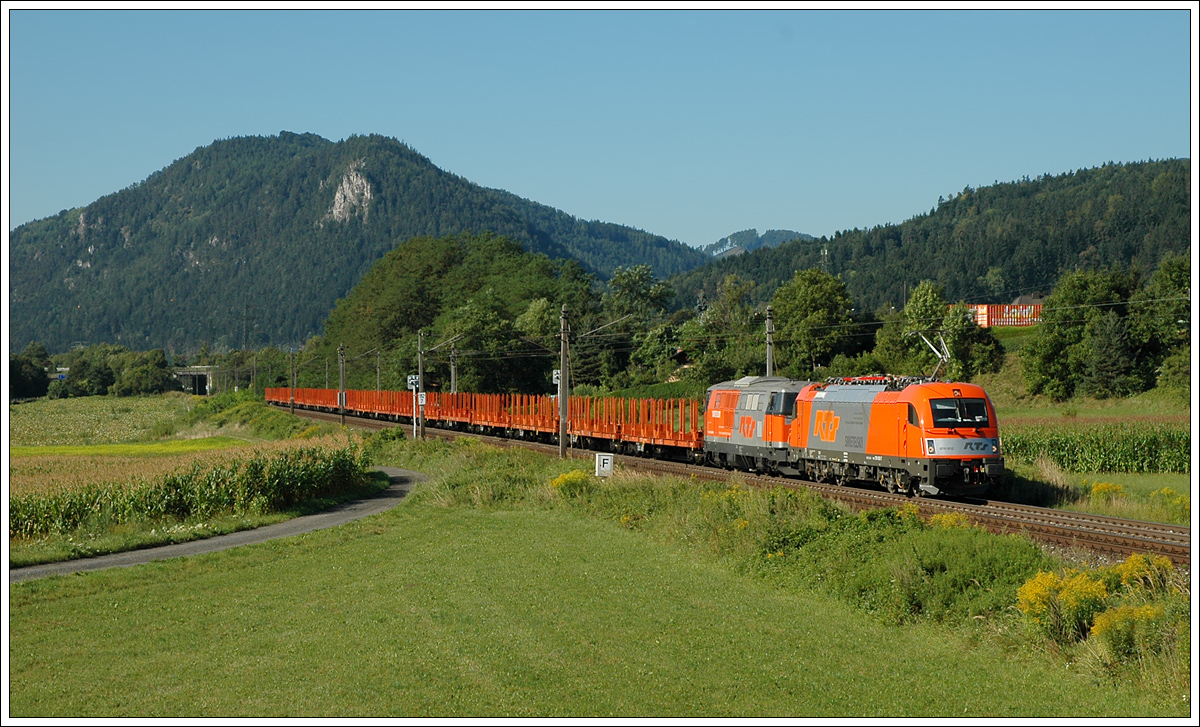 Wegen Lärmschutzwände auch nicht mehr möglich, daher ebenfalls neu überarbeitet. RTS 1216.902 + 2143.005 (kalt) bei der Rückfahrt mit dem leeren Holzzug SGAG 95004, der am Montag voll von Finnentrop kommend in Graz angekommen ist, und für die Holzindustrie Preding bestimmt war und in weiterer Folge von der GKB nach Preding transportiert wurde, am 15.8.2007 kurz vor dem Bahnhof Peggau-Deutschfeistritz aufgenommen. Auch die Leerwaggons gingen dann in weiterer Folge wieder nach Finnentrop retour.